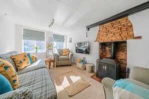 Smart TV, fireplace - Chase Cottage - sleeps 8 guests  in 4 bedrooms (Docking)