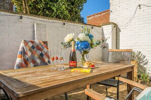 Outdoor dining - Chase Cottage - sleeps 8 guests  in 4 bedrooms (Docking)