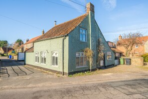 Exterior - Chase Cottage - sleeps 8 guests  in 4 bedrooms (Docking)