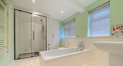 Chase Cottage - sleeps 8 guests in 4 bedrooms