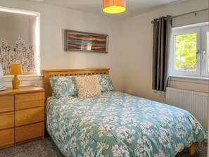 3 bedrooms, free WiFi, bed sheets - 3 bedroom accommodation in Forgandenny (Forgandenny)