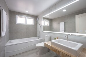 Boblebadekar, hårtørrer, bidet, håndklæder