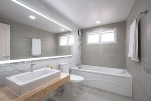 Baignoire à jets, sèche-cheveux, bidet, serviettes fournies