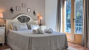 4 bedrooms, iron/ironing board, Internet, bed sheets