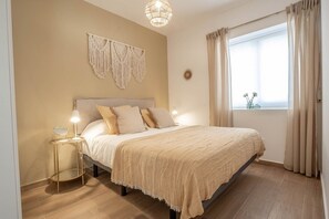 2 bedrooms, iron/ironing board, internet, bed sheets
