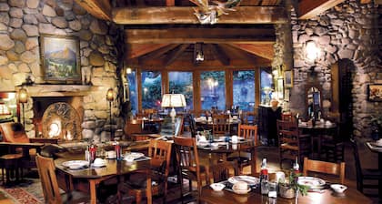 Chic Handicap Hotel Suite, Pet Friendly, in the Heart of Sedona