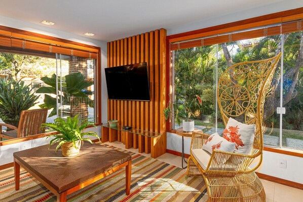 Deluxe House, 4 Bedrooms, Air conditioning | Living area