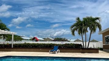 Casa, 3 habitaciones, fumadores, patio | Piscina | Una piscina al aire libre