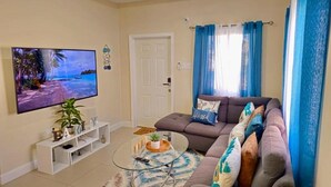 House, 3 Bedrooms, Smoking, Patio | Living room