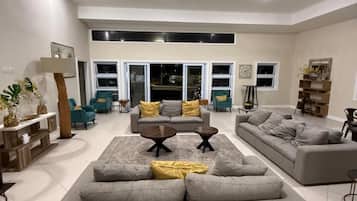 Maison, 3 chambres, fumeurs, patio | Bar lounge