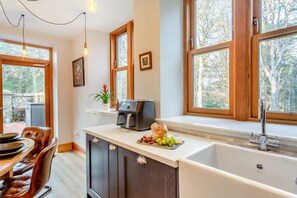 Kühlschrank, Ofen, Geschirrspüler, Kochgeschirr/Geschirr/Besteck