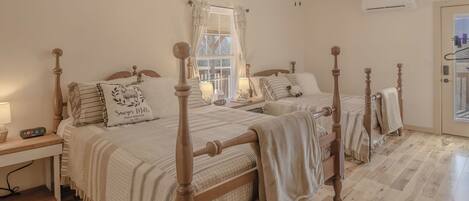 Neljän hengen perhehuone, useita sänkyjä | Silitysrauta/-lauta, ilmainen Wi-Fi