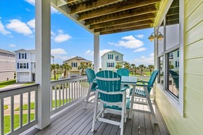 Outdoor dining - 4/4 - Direct Boardwalk to Beach - Neighborhood Beach Club - Beach Views (Galveston)