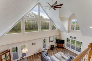 Smart TV, table football, books - New- Charming 2-bedroom home with amazing views, minutes to downtown Waynesville (Waynesville)