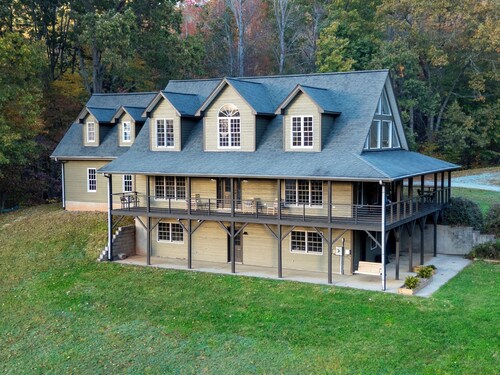 New- Charming 2-bedroom home with amazing views, minutes to downtown Waynesville