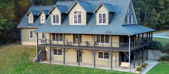 New- Charming 2-bedroom home with amazing views, minutes to downtown Waynesville