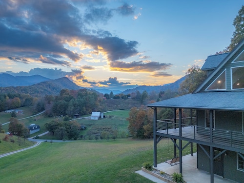 Spacious 2-bedroom home with amazing views, minutes to downtown Waynesville