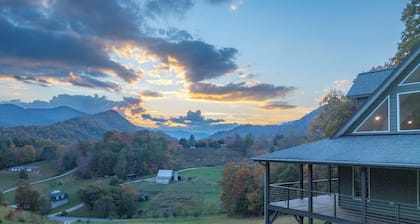 Spacious 2-bedroom home with amazing views, minutes to downtown Waynesville