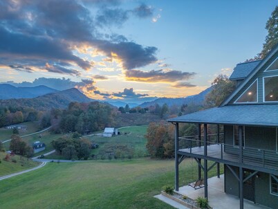 Spacious 2-bedroom home with amazing views, minutes to downtown Waynesville