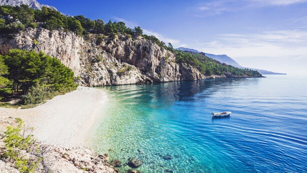 A coastal landscape with a clear blue sea, a sandy beach, and rocky cliffs. - Modern apartment Marijan  (Makarska)