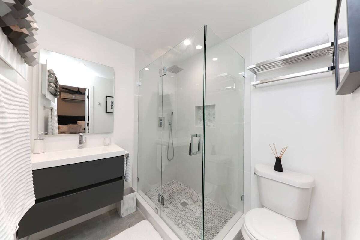 Douche, sèche-cheveux, serviettes fournies, savon