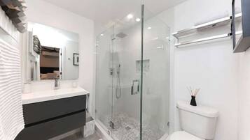Douche, sèche-cheveux, serviettes fournies, savon