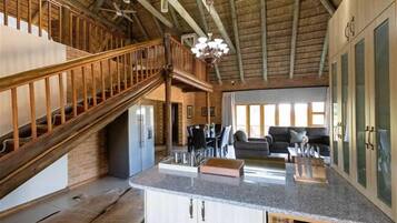 شاليه عائلي | ملاءات من القطن المصري وأغطية فراش متميزة وخزنة داخل الغرفة