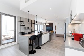 Apartment, 3 Bedrooms, City View | Private kitchen | Full-sized fridge, microwave, stovetop, cookware/dishes/utensils - South Ridge - Mint Stay (Dubai)