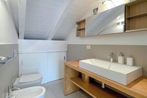 Een douche, een haardroger, een bidet, zeep