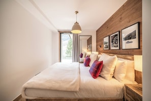 3 bedrooms, iron/ironing board, internet, bed sheets