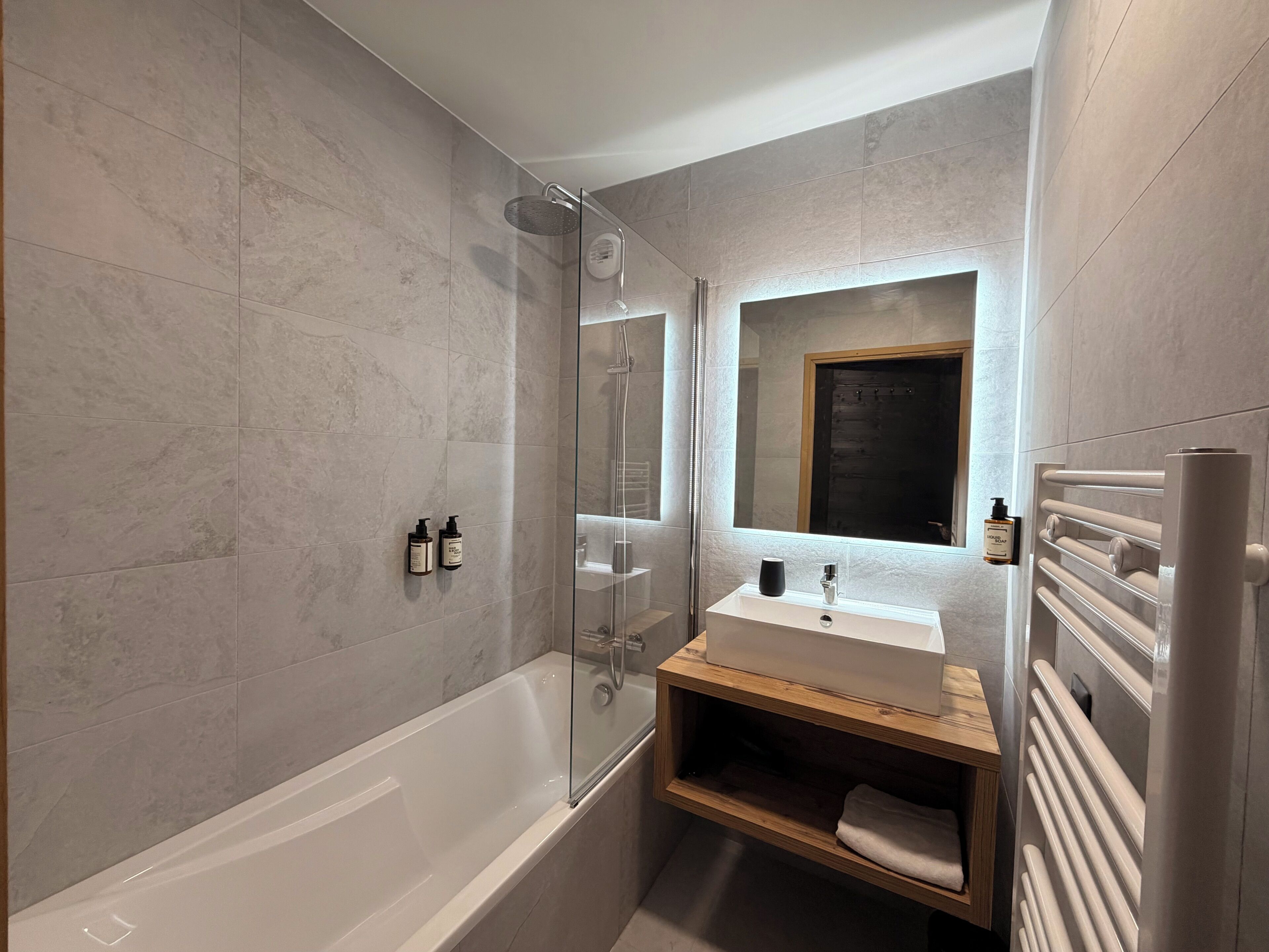 One-Bedroom Apartment + Cabin (4/6 People) with Balcony | Bathroom | Hair dryer, towels, soap, shampoo