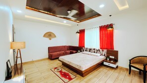 Egyptian cotton sheets, premium bedding, down comforters - Shyamsudha Homestay (Ujjain)