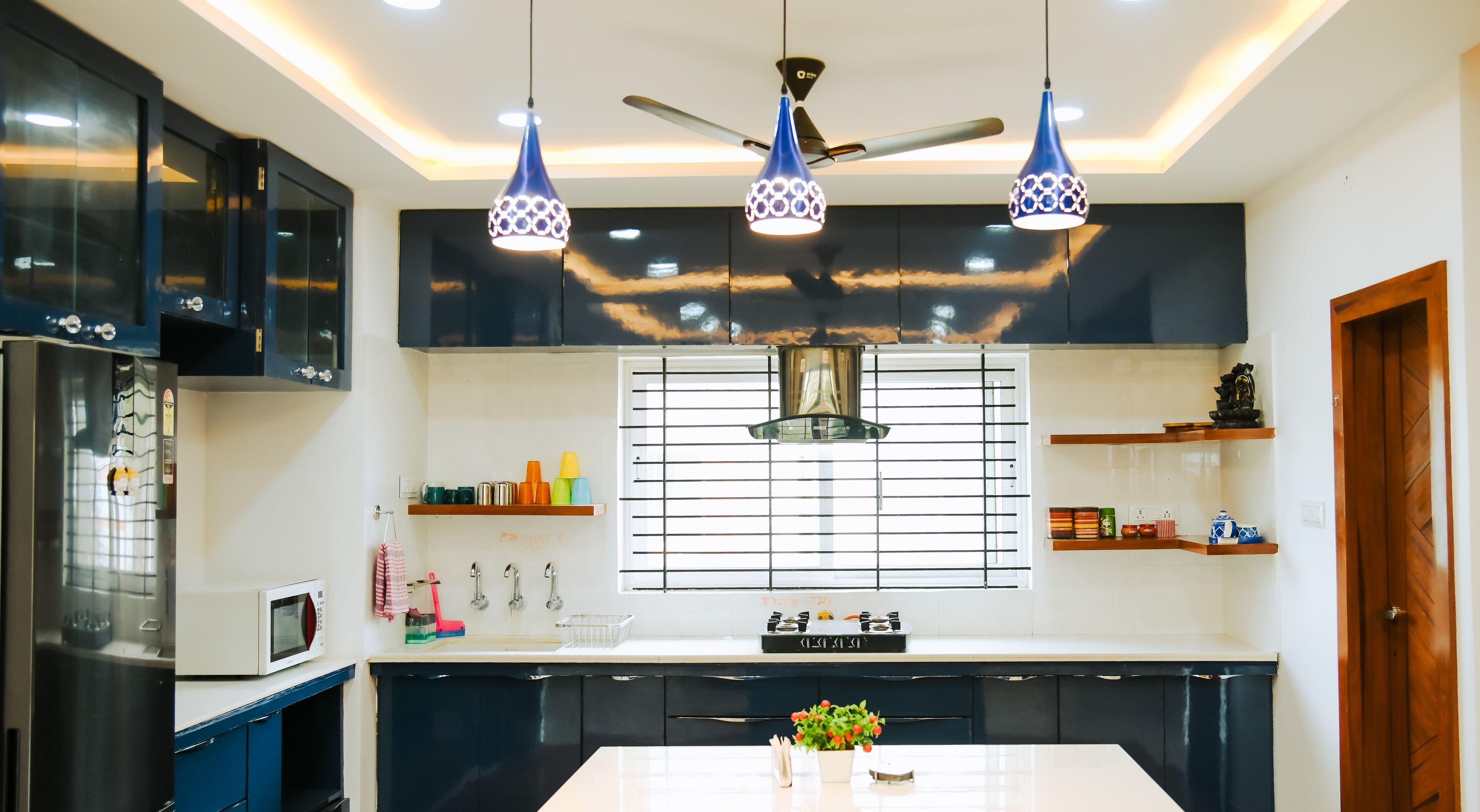 Full-sized fridge, microwave, stovetop, coffee/tea maker