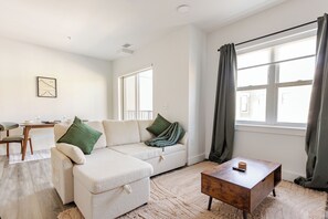 Smart TV - Indy Hideaway: Cozy 1BR w/King bed and Free Street Parking. (Indianapolis)