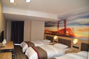 Habitación de hotel con dos camas, un escritorio y un cuadro de un puente.