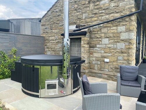 Cosy 2 bedroom guesthouse in beautiful surroundings with hot tub. Pet friendly!!