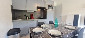 Kühlschrank, Mikrowelle, Ofen, Wasserkocher mit Kaffee-/Teezubehör