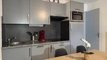 Fridge, microwave, oven, coffee/tea maker