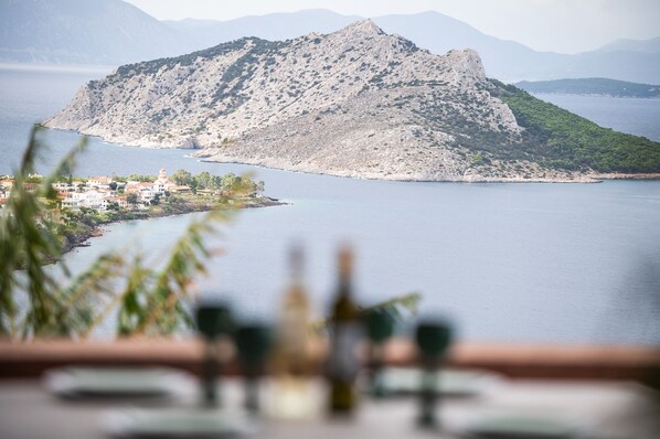 Outdoor dining - La Casa Del Sol Villa Aegina (Aigina)