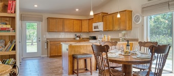 Charming 1-bedroom house in pleasant St. Cloud within close distance to Parks