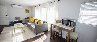 Granbury Loft: 1-Bedroom Gem for Two