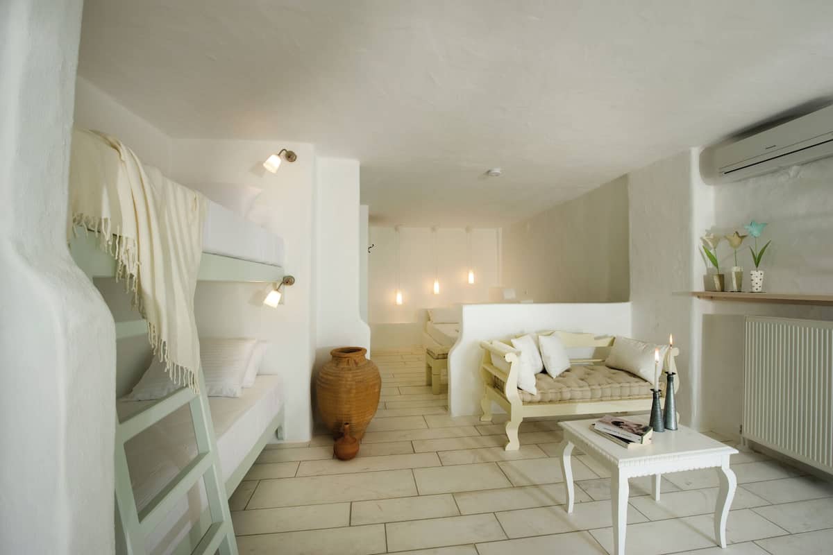 Standard Apartment, Patio, Partial Sea View | Peti besi dalam bilik, Wi-fi percuma, cadar katil