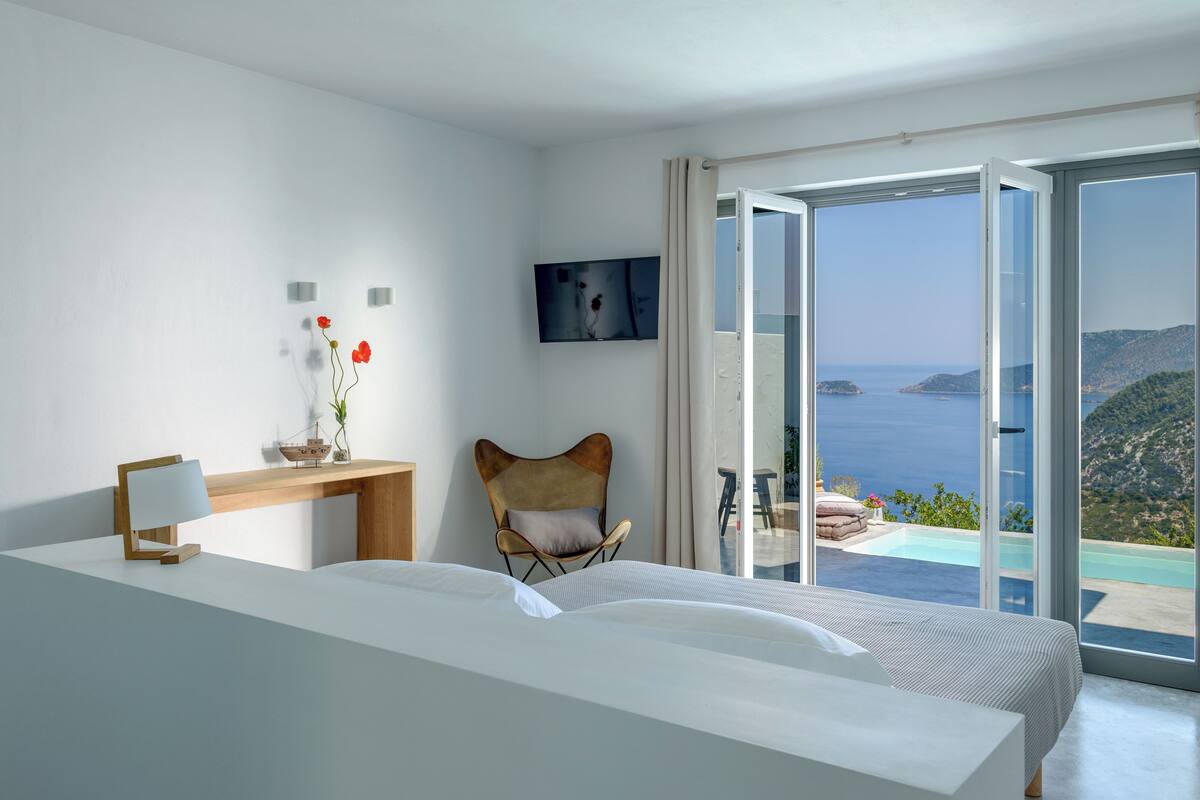 Deluxe Room with Mini Pool - Hydromassage | Peti besi dalam bilik, kalis bunyi, Wi-fi percuma, cadar katil