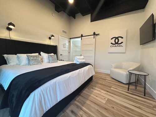 "The Vault" -  Former Bank converted to Modern "Retro- Chic" 3 King Beds-3 Bath!