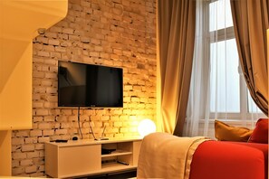 Estudio Confort, vista al patio | Área de sala de estar