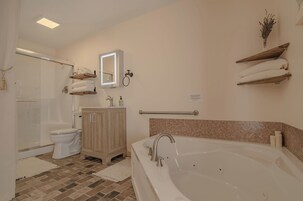 Luxury Double Room, 1 King Bed | Bathroom