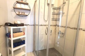 シャワー、ヘアドライヤー、タオル、石鹸