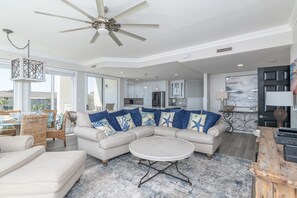 テレビ、DVD プレーヤー