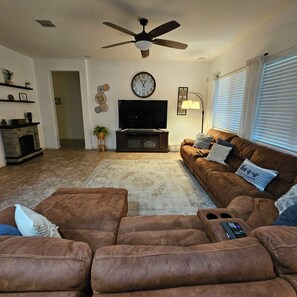 Smart TV, fireplace - Charming Canary 3-bedroom home in Queen Creek.. Hot tub, private. (Queen Creek)