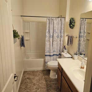 Douche, séchoir à cheveux, serviettes fournies, savon